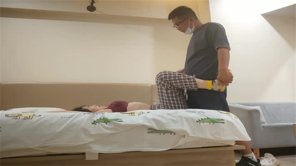 【探花新作】21岁极品嫩妹初尝禁果，粉穴紧窄水声诱人！